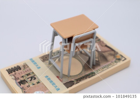 Image of educational expenses 101849135