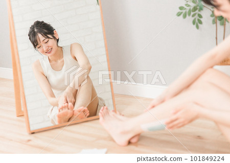 Asian woman who sticks a tree sheet to prevent swelling on her legs and calves (foot care) Asian woman who sticks a tree sheet to prevent swelling on her legs and calves (foot care) 101849224