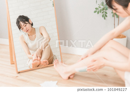 Asian woman who sticks a tree sheet to prevent swelling on her legs and calves (foot care) Asian woman who sticks a tree sheet to prevent swelling on her legs and calves (foot care) 101849227