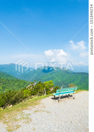 春天攀登劍山(從劍山登山纜車/西島站眺望Tomaru和三峰) 春天攀登劍山(從劍山登山纜車/西島站眺望Tomaru和三峰) 101849254