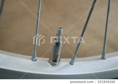 自行車輪胎修理，氣門錯誤橡膠更換 101849266