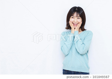 一個三十多歲的女人，在白色背景前微笑著感到驚訝 101849387