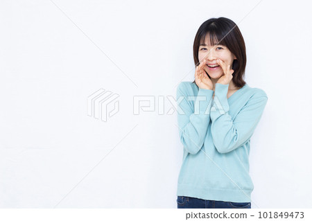 一個三十多歲的女人在白色背景前打電話 101849473