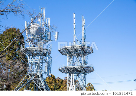 【日本】建在山頂的兩座無線電塔和湛藍的天空 【日本】建在山頂的兩座無線電塔和湛藍的天空 101851471