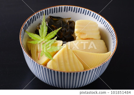 Boiled bamboo shoots and seaweed 101851484
