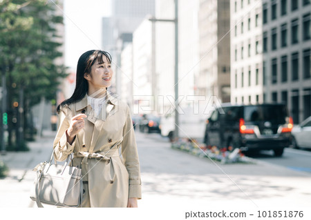 A young lady walking in the city 101851876