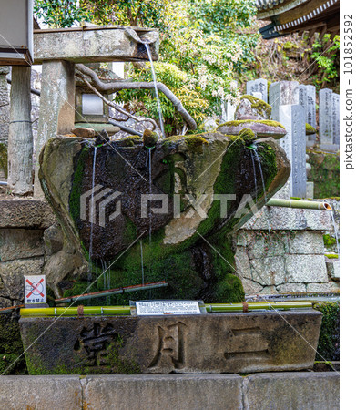 東大寺二月堂樓梯頂上的洗手盆 東大寺二月堂樓梯頂上的洗手盆 101852592