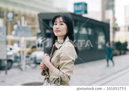 走在城市的一位小姐 走在城市的一位小姐 101852753