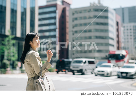 Businesswoman walking in the city Businesswoman walking in the city 101853073