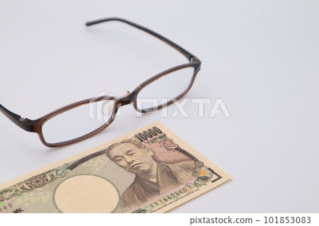 glasses and 10,000 yen bill 101853083