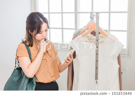 手持智能手機購物的女性(時尚、服飾、購物) 手持智能手機購物的女性(時尚、服飾、購物) 101853840