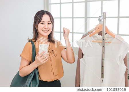 手持智能手機購物的女性(時尚、服飾、購物) 手持智能手機購物的女性(時尚、服飾、購物) 101853916