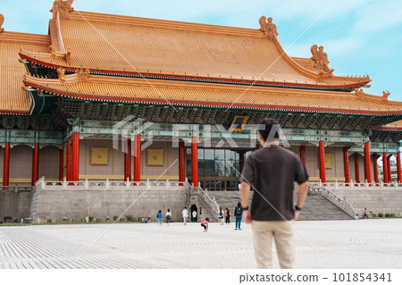 man traveler visiting in Taiwan, Tourist sightseeing in National Chiang Kai shek Memorial or Hall Freedom Square, Taipei City. landmark and popular attractions. Asia Travel concept 101854341