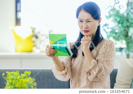 一個女人跌倒看著存摺 101854671