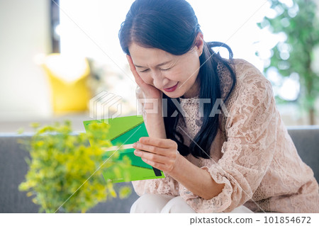 一個女人跌倒看著存摺 一個女人跌倒看著存摺 101854672