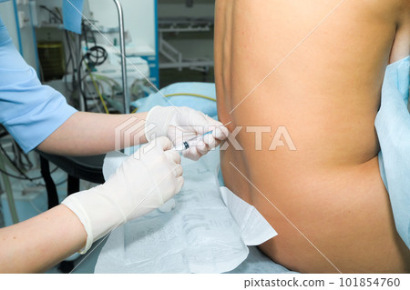 Injection of spinal anesthesia in preparation for surgery. Injection of spinal anesthesia in preparation for surgery. 101854760