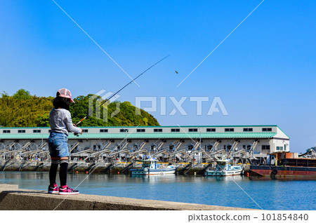 獨自在港口堤防釣魚的女孩 101854840