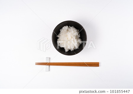 米飯,上面的白米飯,有筷子架和筷子,背景是白色 米飯,上面的白米飯,有筷子架和筷子,背景是白色 101855447