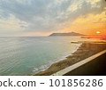 層次分明的津輕海峽夕陽景色<北海道湯之川溫泉> 101856286