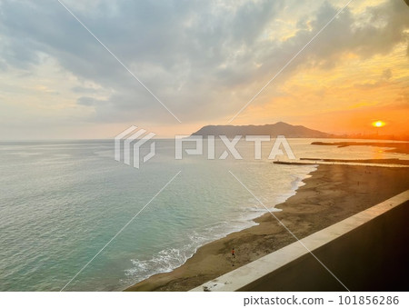 層次分明的津輕海峽夕陽景色<北海道湯之川溫泉> 層次分明的津輕海峽夕陽景色<北海道湯之川溫泉> 101856286