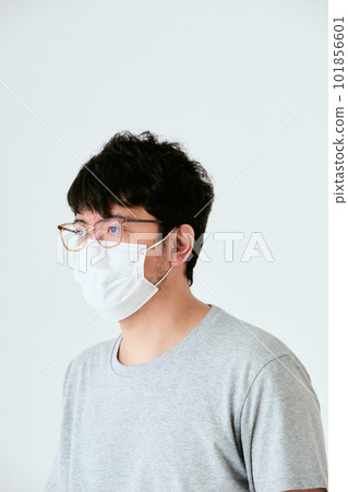 一名 30 多歲的日本男子戴著面具和眼鏡在白色背景下向右看的前視圖 一名 30 多歲的日本男子戴著面具和眼鏡在白色背景下向右看的前視圖 101856601