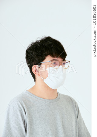Front view of the upper body of a Japanese man in his 30s wearing a mask and glasses looking to the left on a white background Front view of the upper body of a Japanese man in his 30s wearing a mask and glasses looking to the left on a white background 101856602