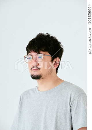 一名 30 多歲的日本男子的上半身,留著白色背景的眼鏡,向右看 一名 30 多歲的日本男子的上半身,留著白色背景的眼鏡,向右看 101856604