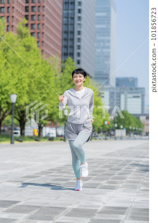 中年婦女在辦公區公園慢跑垂直姿勢 101856723