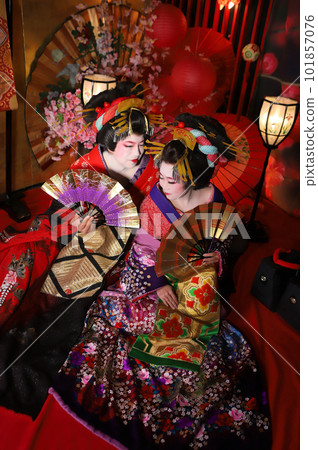 Japanese woman and Japanese man dressed as a woman, Oiran experience for two people, kimono transformation photo, kimono experience 101857076