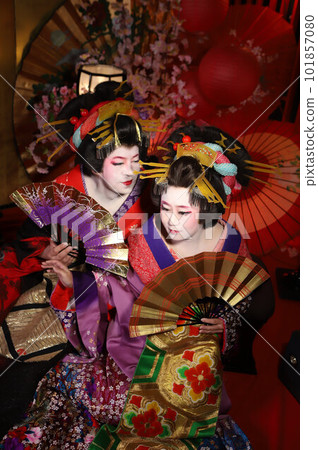 日本女人和日本男人打扮成女人,兩人的花魁體驗,和服改造照片,和服體驗 日本女人和日本男人打扮成女人,兩人的花魁體驗,和服改造照片,和服體驗 101857080