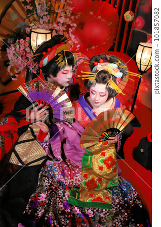 日本女人和日本男人打扮成女人,兩人的花魁體驗,和服改造照片,和服體驗 日本女人和日本男人打扮成女人,兩人的花魁體驗,和服改造照片,和服體驗 101857082