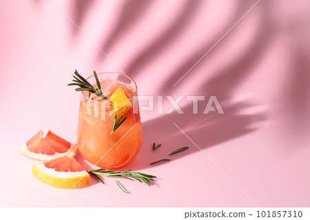 Summer cocktail with grapefruit, rosemary, and ice. 101857310