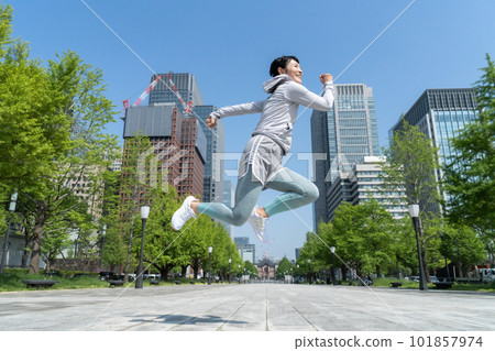 中年婦女在辦公區公園跳躍 101857974