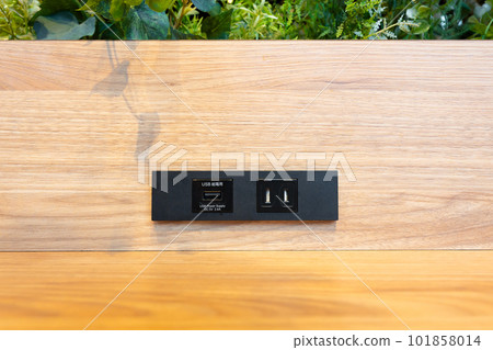 配備 USB 端口和交流電源插座的咖啡廳 配備 USB 端口和交流電源插座的咖啡廳 101858014