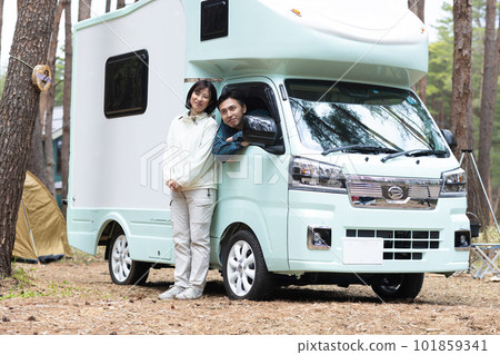 乘露營車旅行的夫婦 101859341