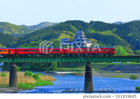 [愛媛縣]穿越大洲城和Hijikawa橋的觀光火車（Iyonada Monogatari） 101859685