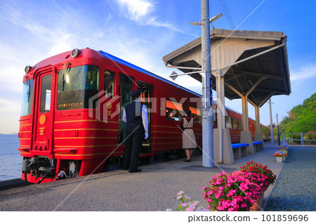 [Ehime Prefecture] Shimonada Station and Iyonada Monogatari (the station closest to the sea in Japan) where you can bathe in the setting sun 101859696