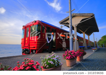 [Ehime Prefecture] Shimonada Station and Iyonada Monogatari (the station closest to the sea in Japan) where you can bathe in the setting sun 101859698