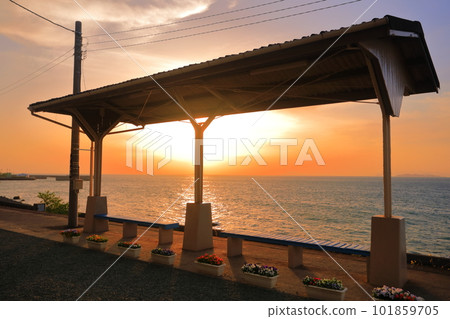 [Ehime Prefecture] Shimonada Station and Sunset (the closest station to the sea in Japan) 101859705