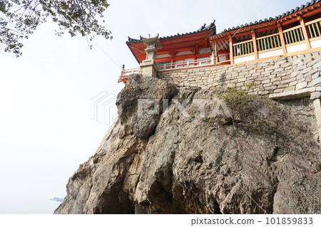供奉在阿武登岬絕壁上的阿武登觀音(廣島縣福山市) 供奉在阿武登岬絕壁上的阿武登觀音(廣島縣福山市) 101859833