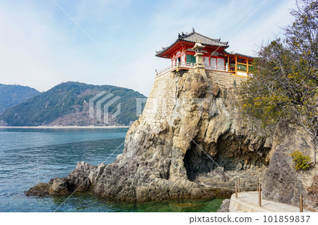 Abuto Kannon enshrined on the cliff of Cape Abuto (Fukuyama City, Hiroshima Prefecture) Abuto Kannon enshrined on the cliff of Cape Abuto (Fukuyama City, Hiroshima Prefecture) 101859837