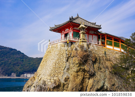 供奉在阿武登岬絕壁上的阿武登觀音（廣島縣福山市） 101859838