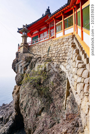 供奉在阿武登岬絕壁上的阿武登觀音（廣島縣福山市） 101859839