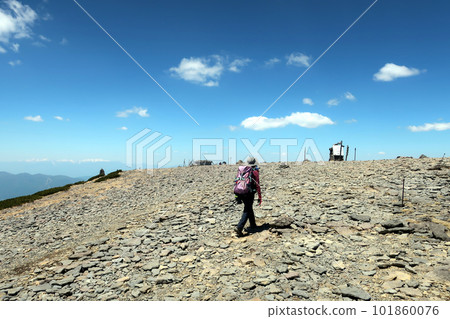 走在八岳飯嶽山頂的女登山者 101860076