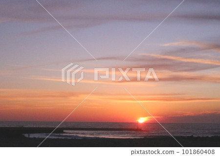蒼白的大海和日落的風景照片 101860408