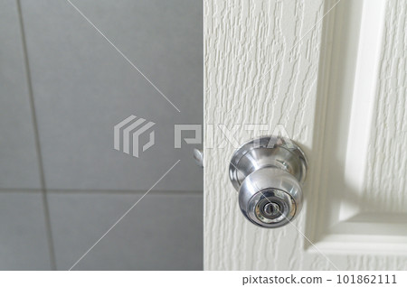 Roundly door knob lock handle home security close. The doorknob is being found that caused the COVID 19 infection. Roundly door knob lock handle home security close. The doorknob is being found that caused the COVID 19 infection. 101862111