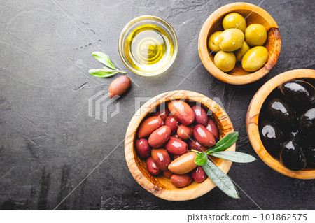 Black and green olives 101862575