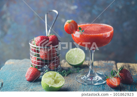 Ice Strawberry cocktail 101862923