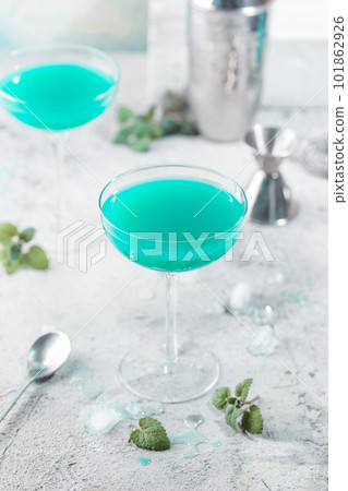 Cocktail Blue Hawaii 101862926