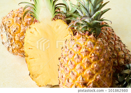 sliced taiwan pineapple sliced taiwan pineapple 101862980